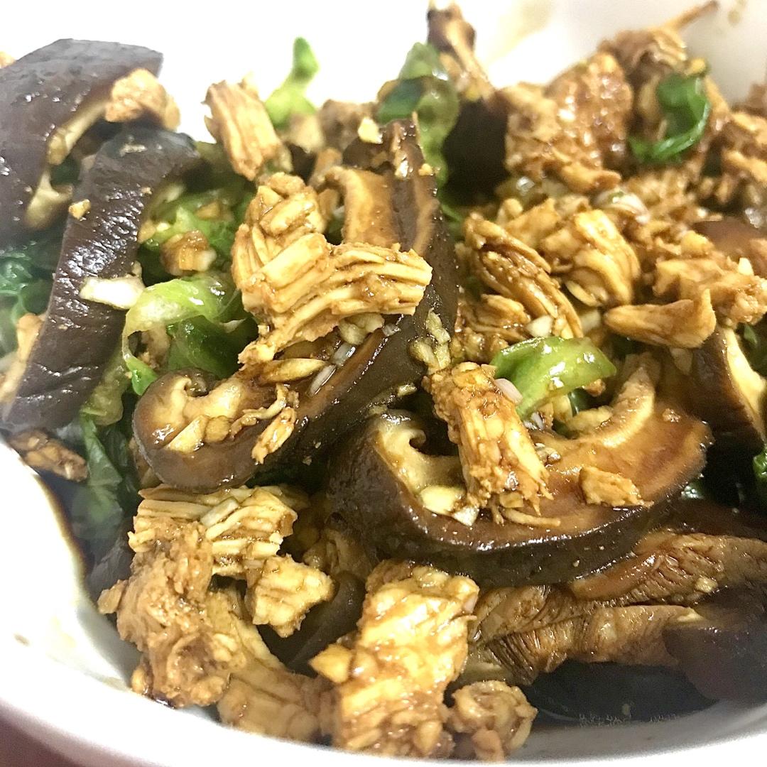 「减脂·一人食」凉拌香菇生菜鸡胸肉丝