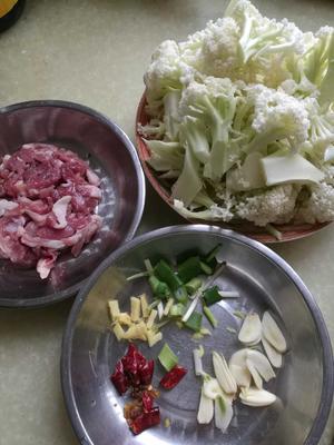 五花肉炒花菜的做法 步骤1