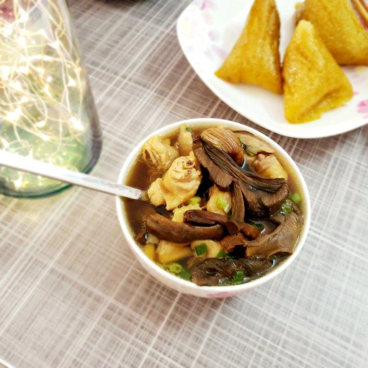 牛肝菌炖排骨汤