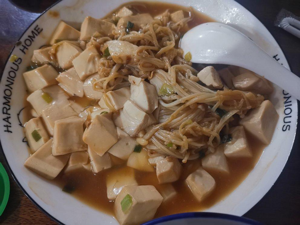 不放肉也超下饭的葱焖豆腐