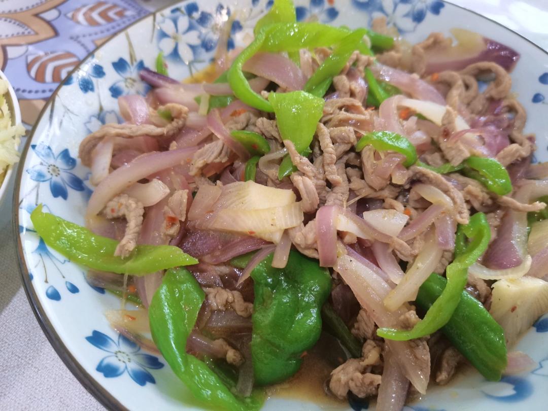 孜然洋葱炒牛肉粒