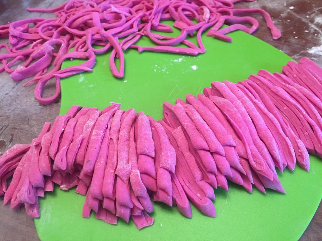 手工火龙果面条的做法