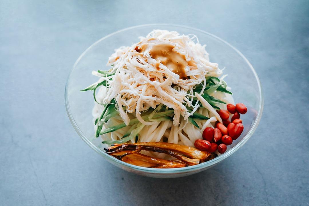 【葱油鸡丝凉面】