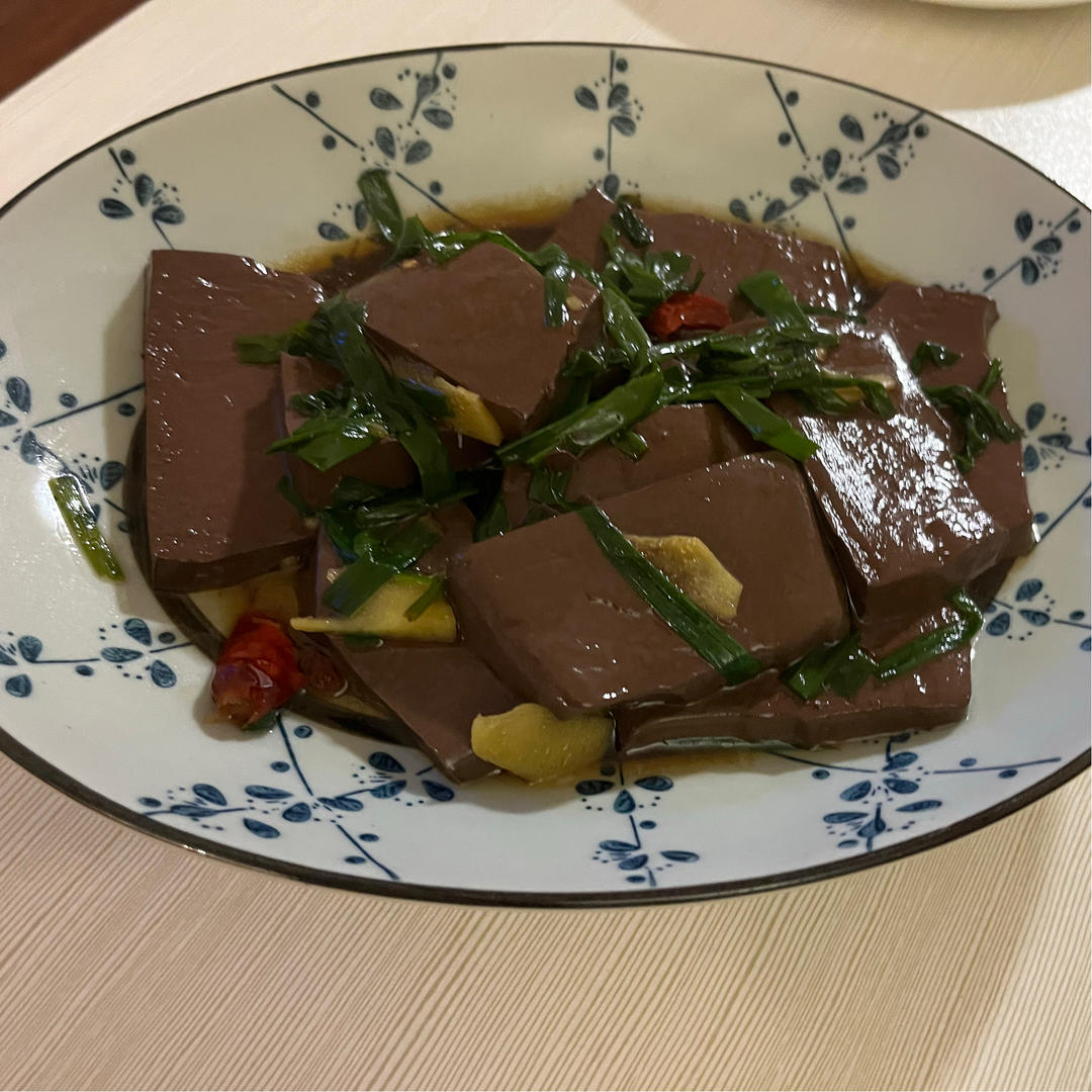 “葱爆鸭血”老公夸葱油裹着鸭血真的太香了！连葱都吃的一干二净哈哈
