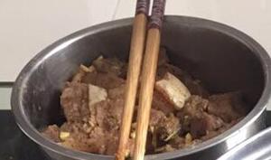 五花肉香菇咸鸭蛋黄粽子的做法 步骤3