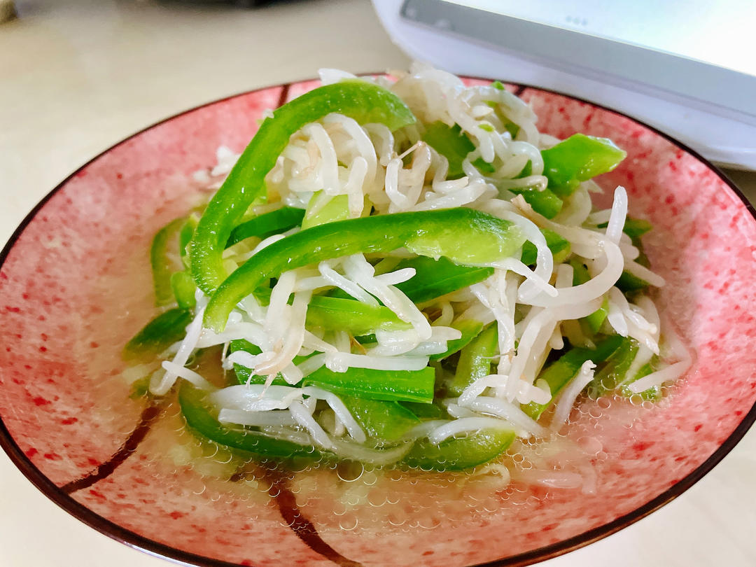 小美版-绿豆芽炒青椒丝