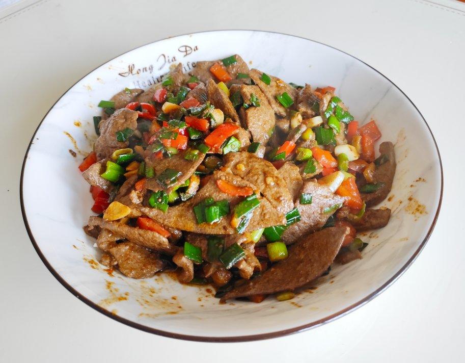 厨师长教你：“小炒猪肝”的家常做法，味道干香很赞，先收藏起来
