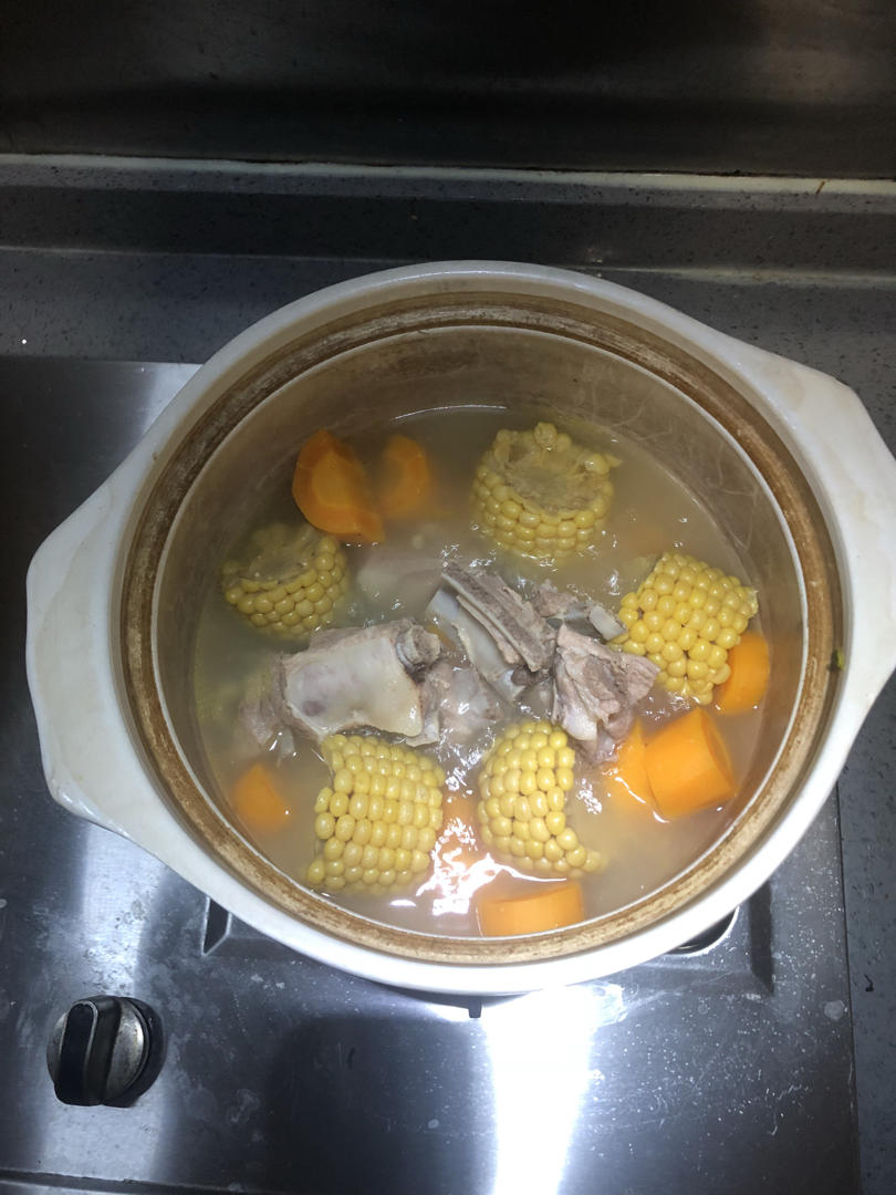 小楠楠number1做的玉米红萝卜排骨汤