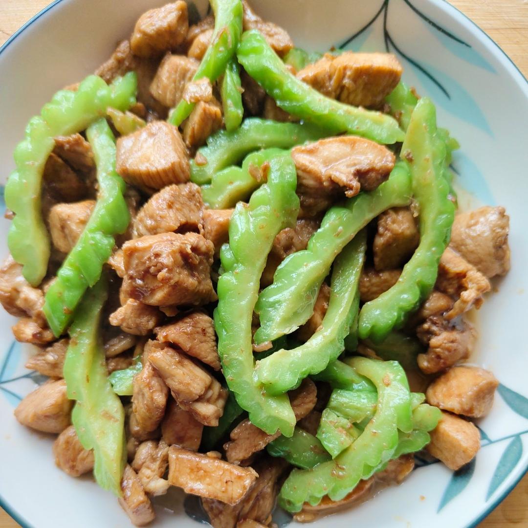 鸡脯肉炒苦瓜
