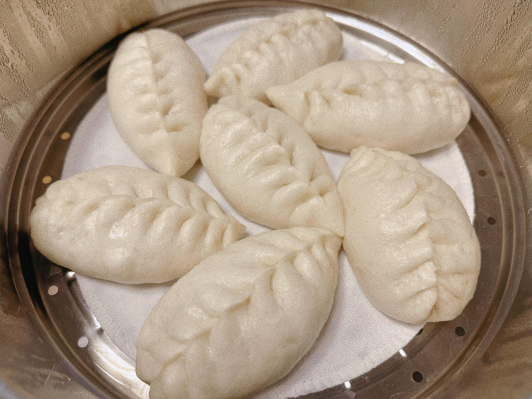 青菜香菇胡萝卜肉丁包子馅，青菜嘎嘣脆，秋冬来上一笼热腾腾的包子