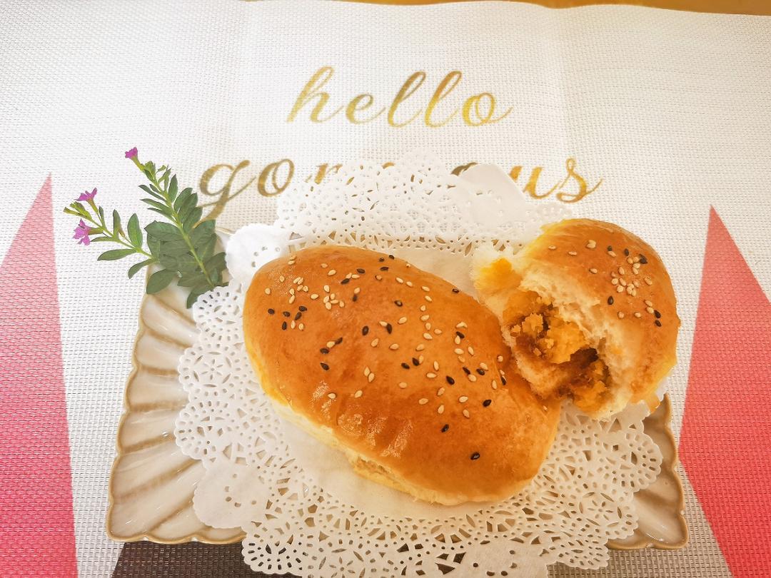 咸蛋黄肉松面包