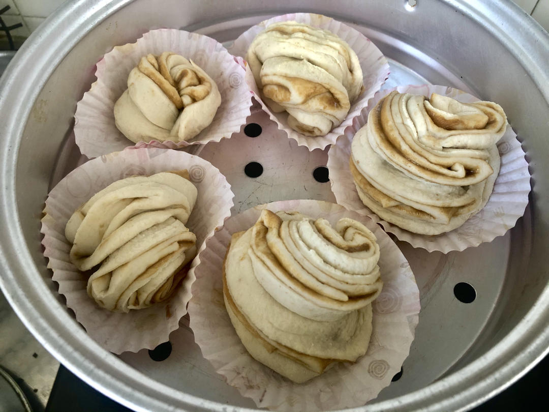 料特足的麻酱花卷，松软香甜可好吃啦！