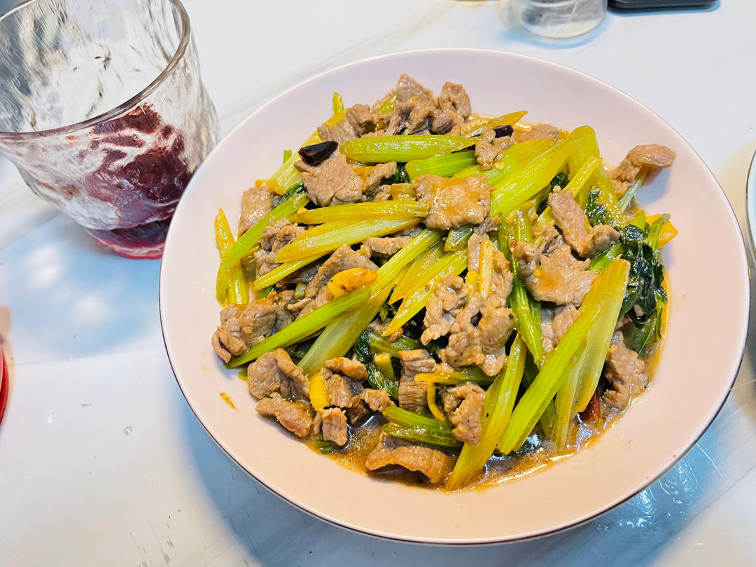 牛肉炒芹菜(不老不柴嫩滑多汁)