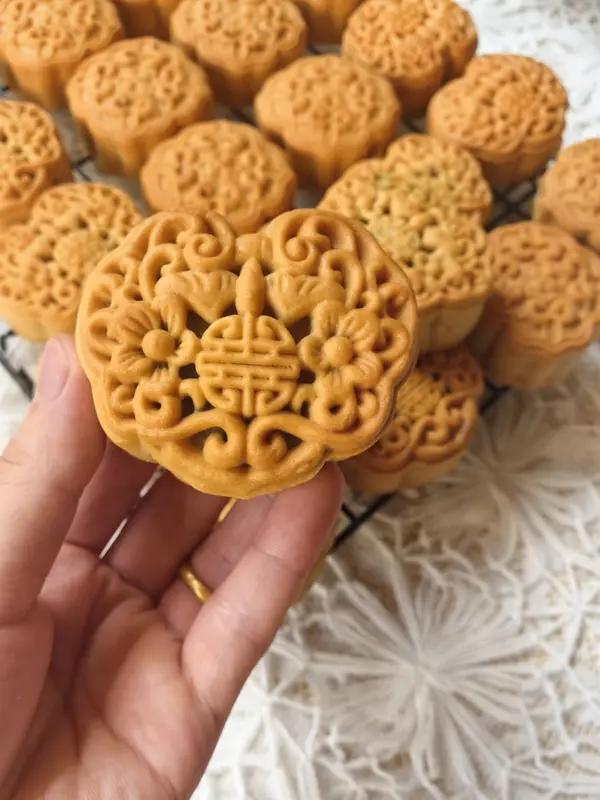 每年都会做的广式蛋黄月饼｜自制黑豆沙➕咸蛋黄，比外面买的好吃太多