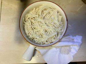 蒜蓉拌金针菇 （超级简单～）的做法 步骤3