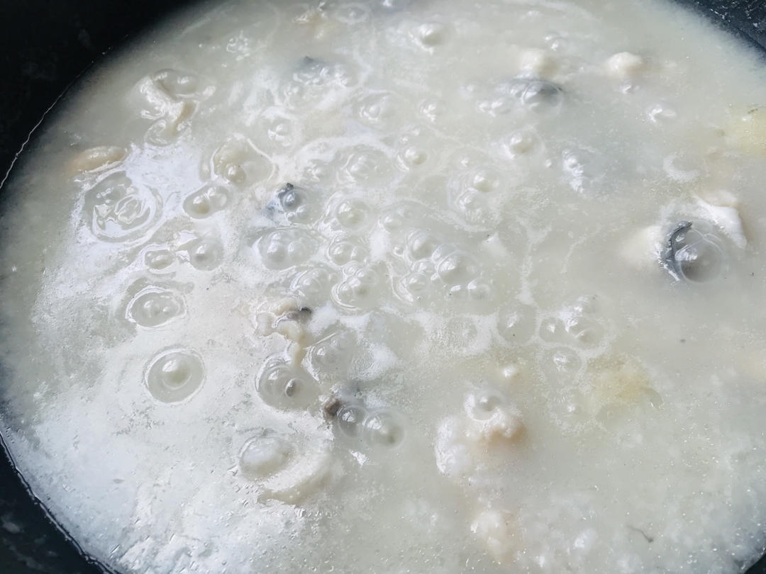 原汤炖煮的生滚鱼片粥