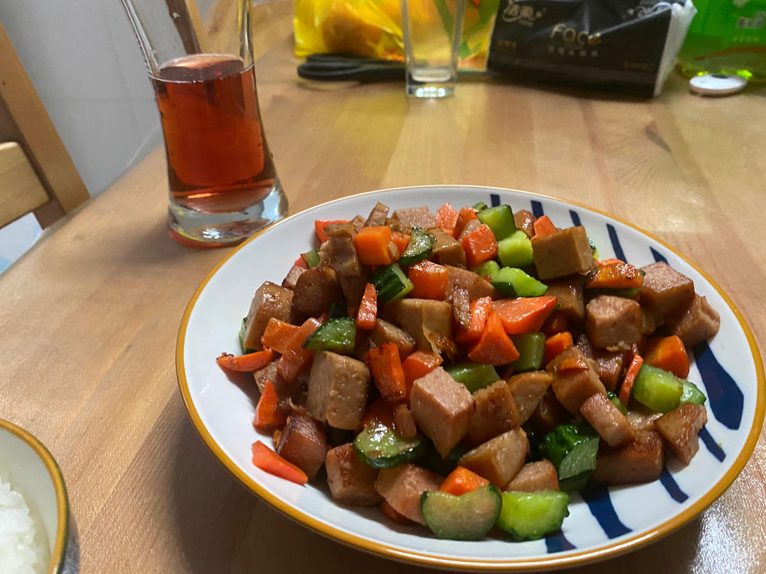 午餐肉黄瓜丁