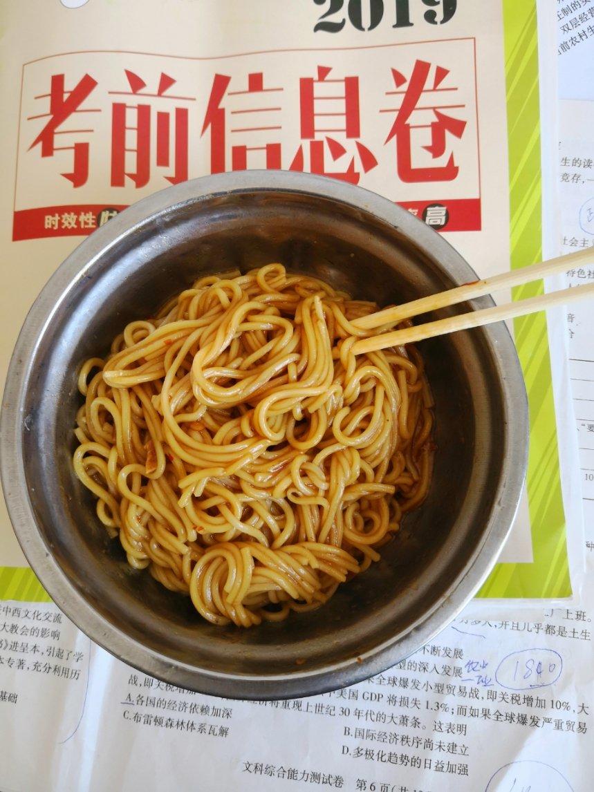 葱油拌面 每个人的心中都有一碗葱油面 经典又快手