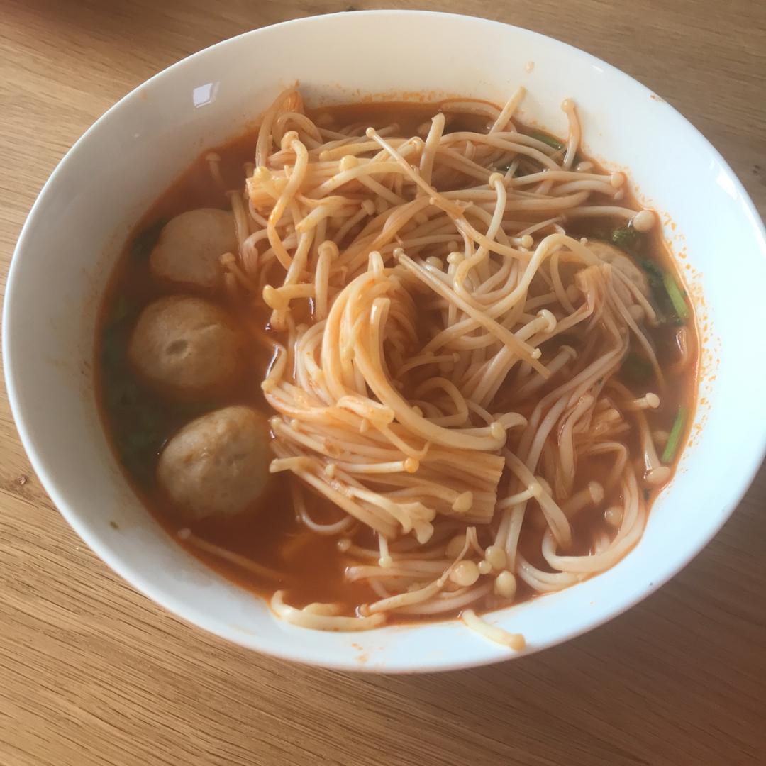 番茄贡丸金针菇汤