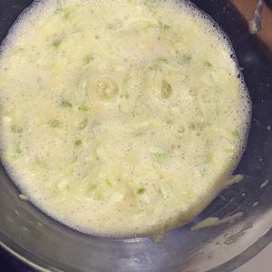 奶香西葫芦炒蛋（无油）的做法 步骤1