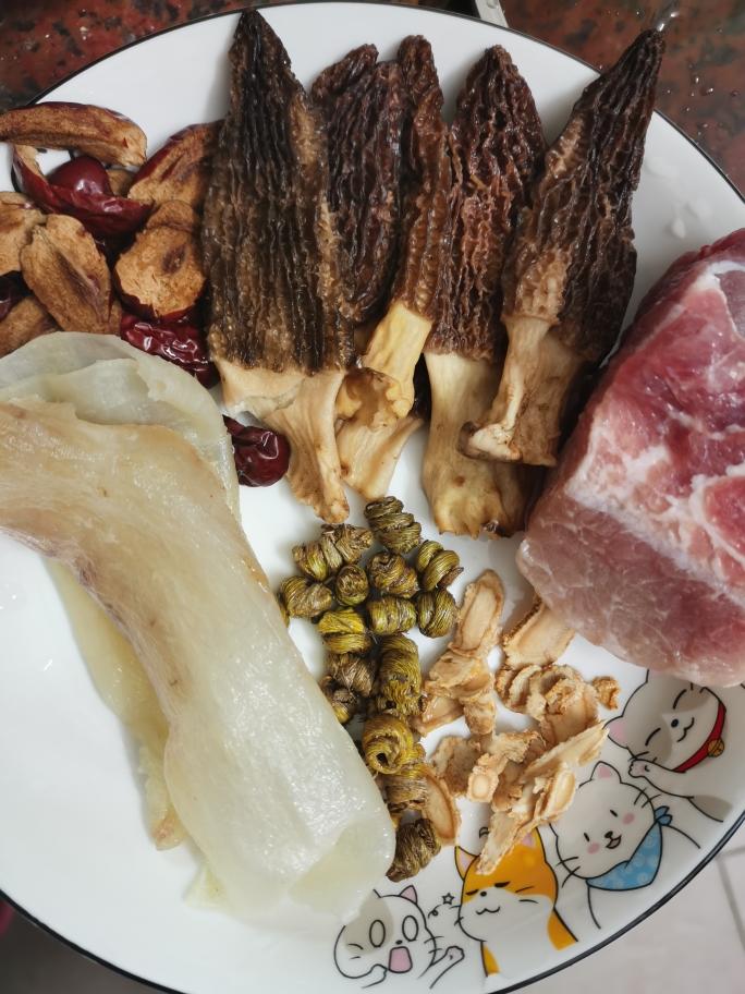 花旗参石斛羊肚菌花胶瘦肉汤