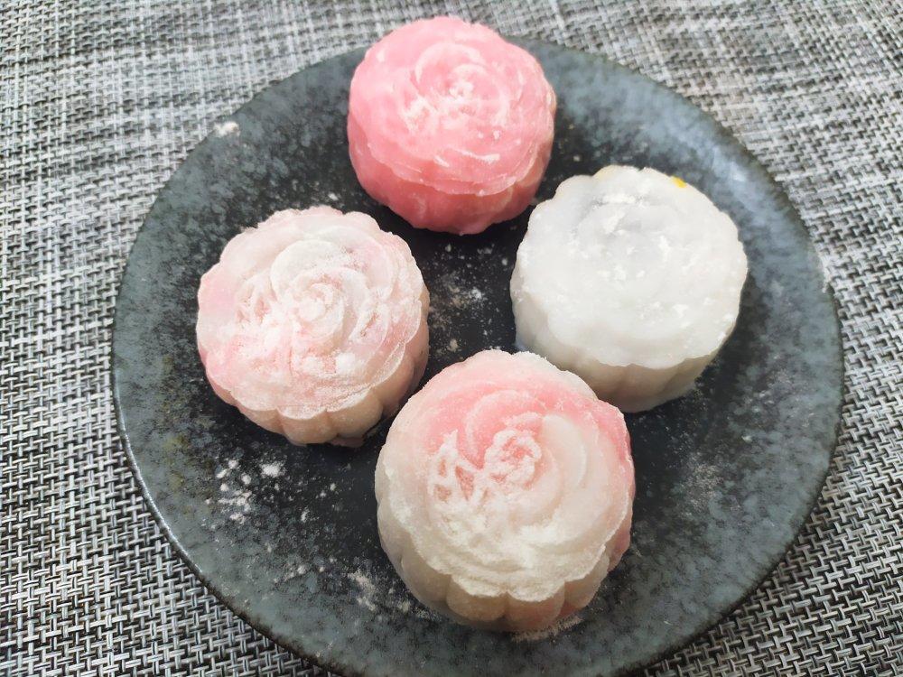 青花瓷巧克力流心冰皮月饼