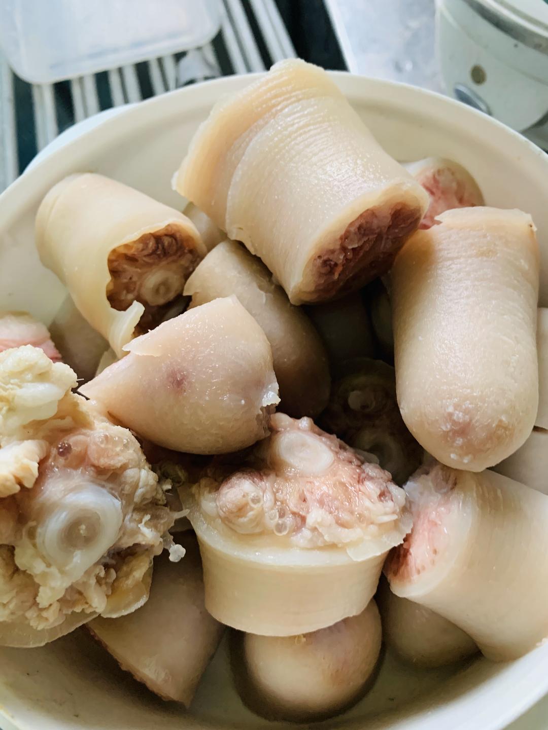 鲍鱼红烧猪尾鸡爪的做法 步骤2