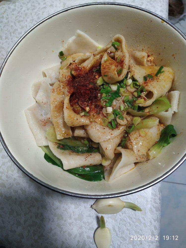 酸辣热汤面