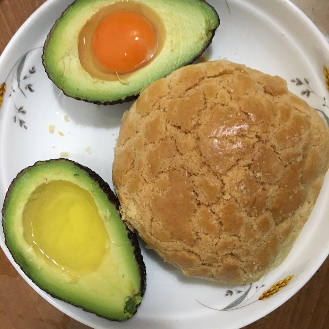 烤牛油果配鸡蛋