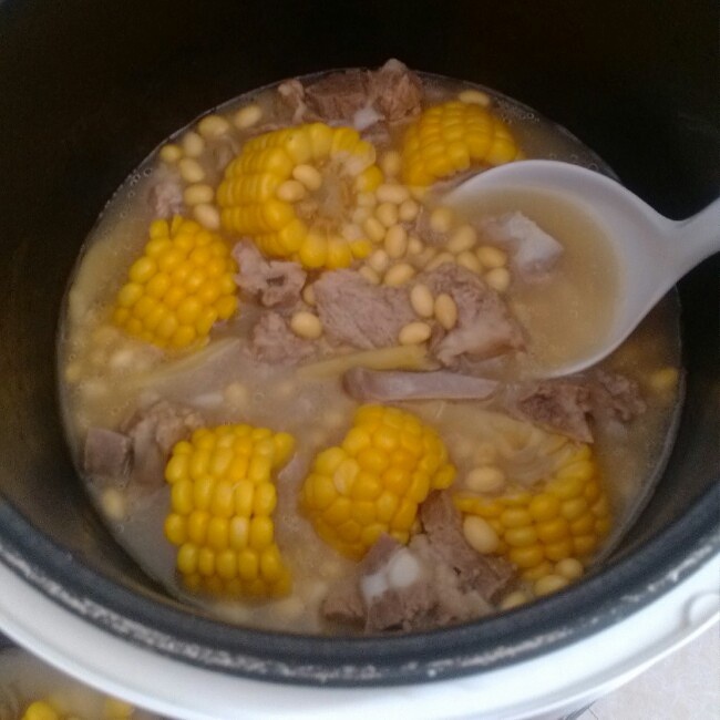 电饭煲排骨玉米黄豆汤的做法
