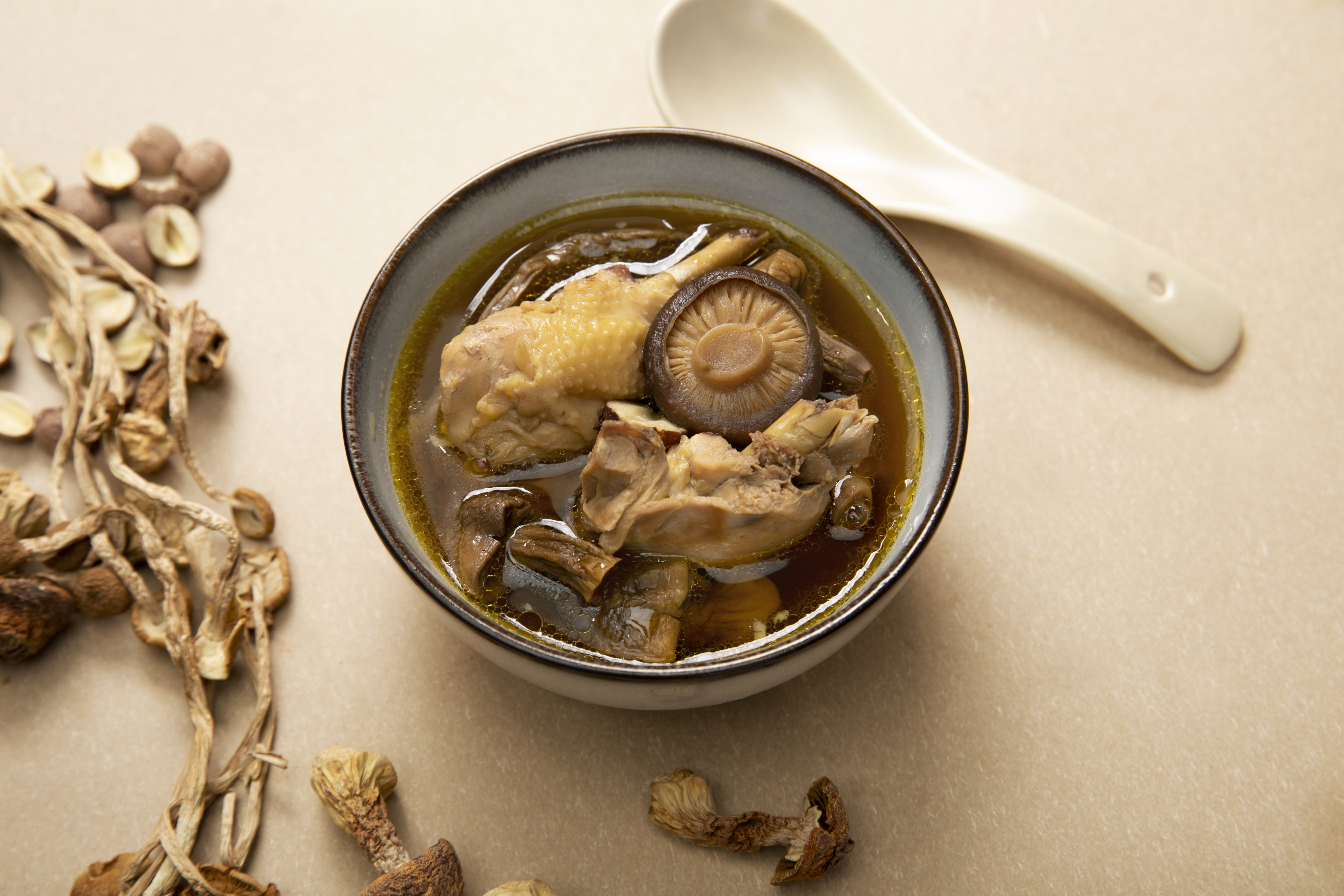 茶树菇菌菇炖鸡汤-凯度蒸烤箱的做法 步骤5