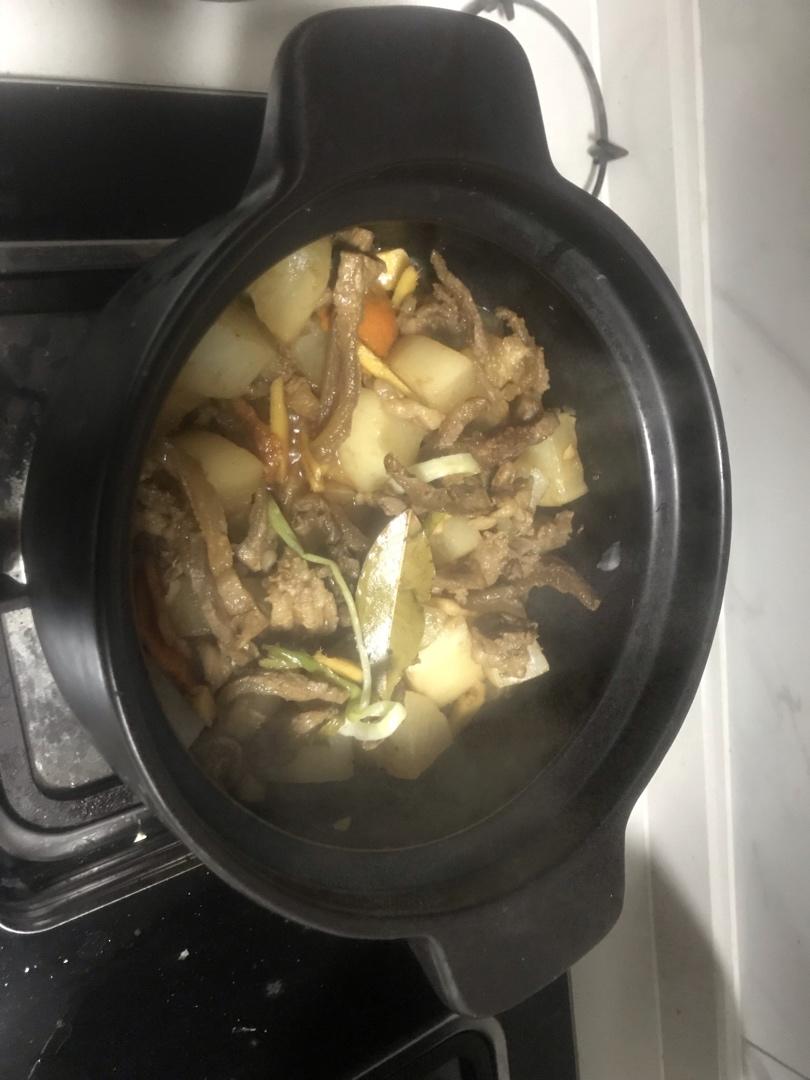 柱候牛筋牛腩萝卜煲