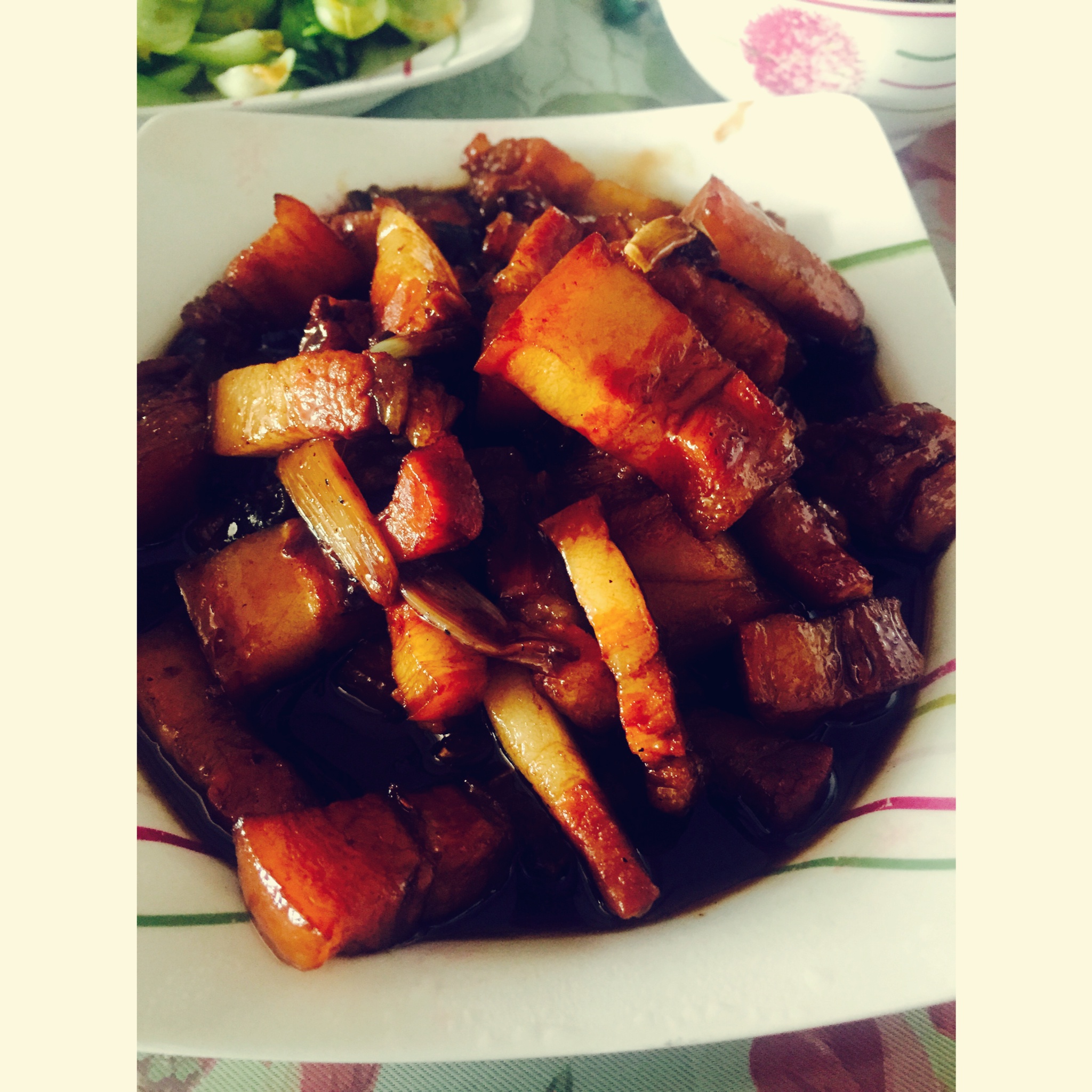 吃着碗里望着锅里的红烧肉