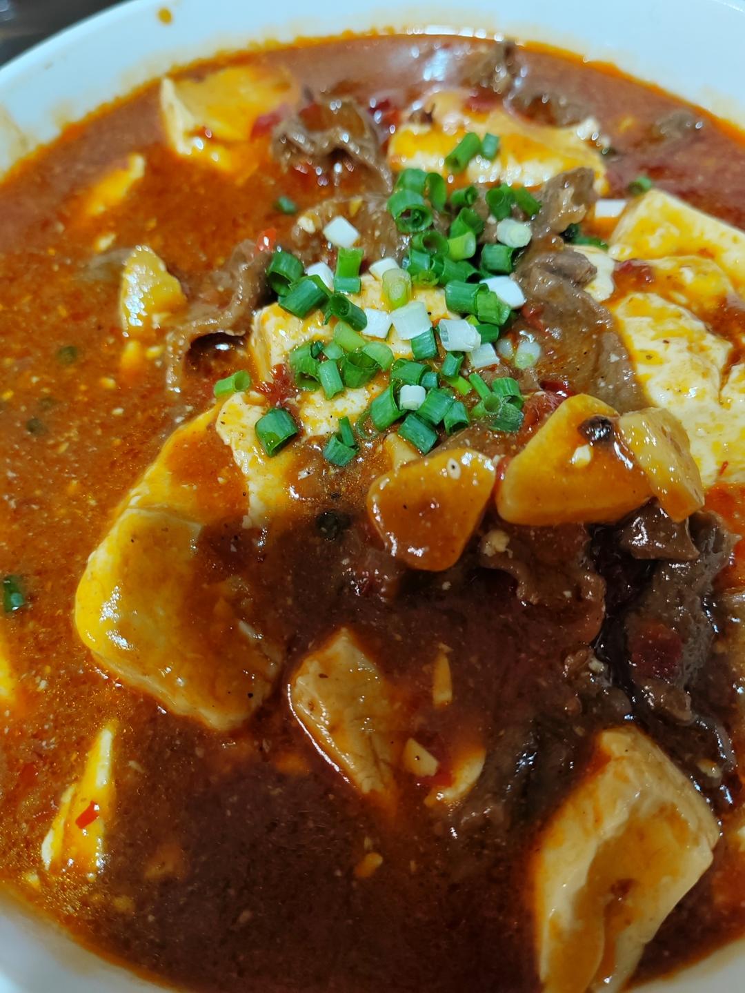 厨师长教你：“豆花水煮牛肉”做法，牛肉麻辣鲜香，豆花嫩滑入味