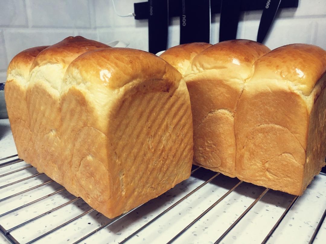 浓香淡奶油吐司强烈推荐！爱长个儿的软胖子，看它在烤箱里疯长心理极度舒适