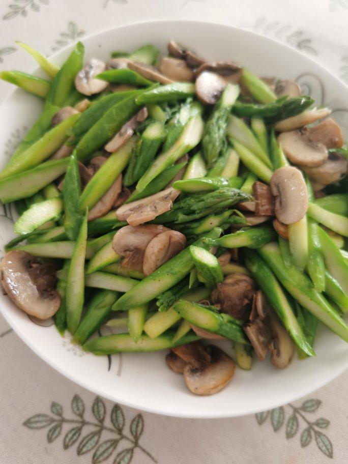 芦笋炒蘑菇