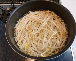 【나물/ナムル】五分钟搞定超简单快手的韩式腌豆芽的做法 步骤1