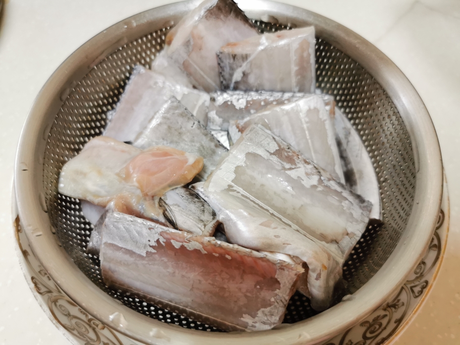 健康少油‼️快手青花椒盐炸带鱼的做法 步骤1