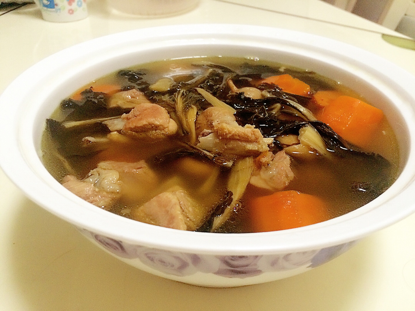 秋日润燥靓汤:白菜干胡萝卜无花果煲排骨的做法