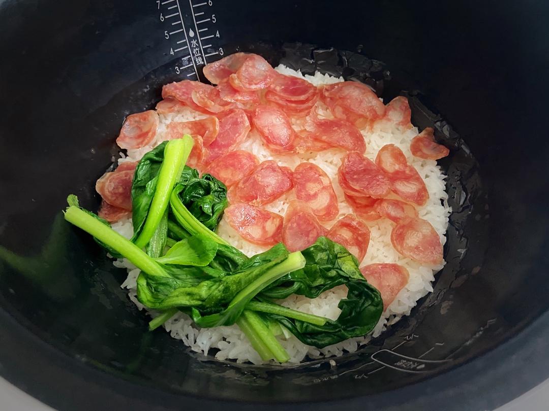 腊味煲仔饭，20分钟饭菜同出