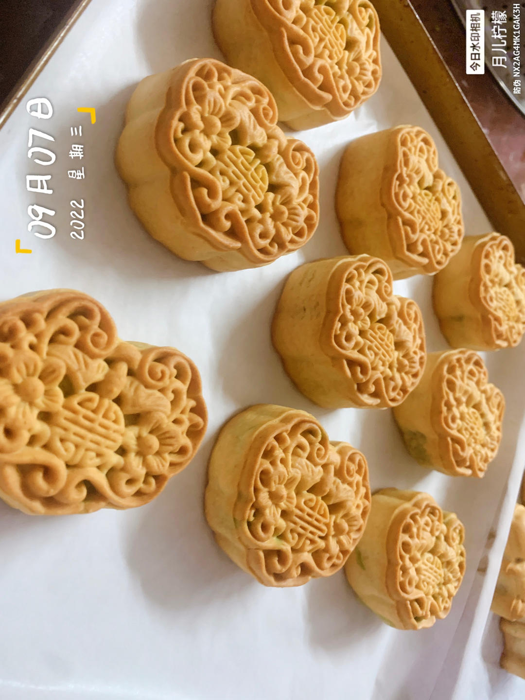 斑斓莲蓉蛋黄月饼