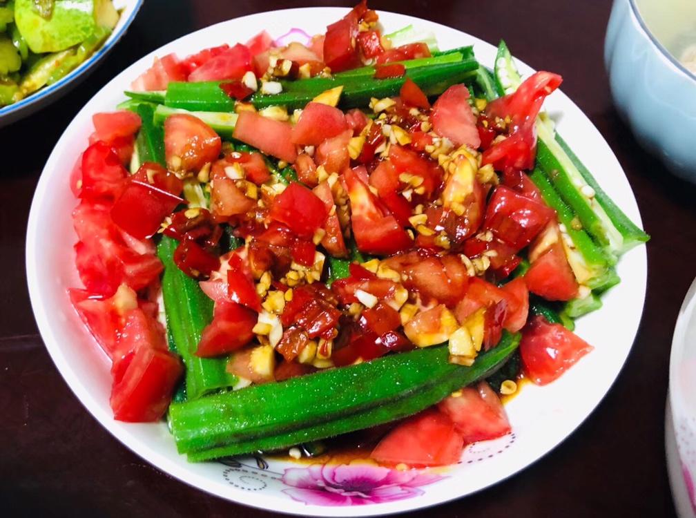 夏季快手凉拌菜：西红柿拌秋葵