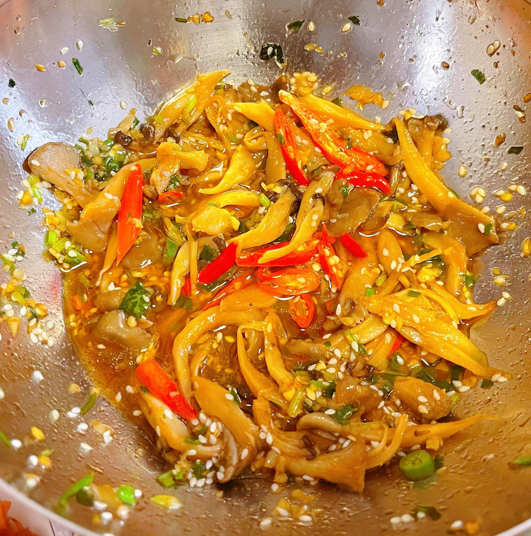 拌一盘光一盘‼️好吃到无法停下来的节奏😋😋凉拌平菇