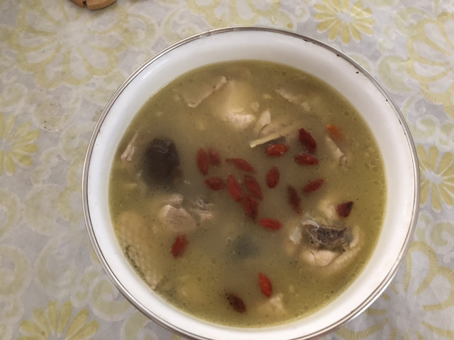 三黄鸡炖蘑菇枸杞汤的做法