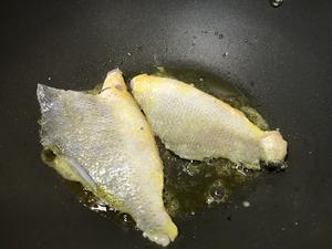 雪菜黄鱼煨面的做法 步骤6