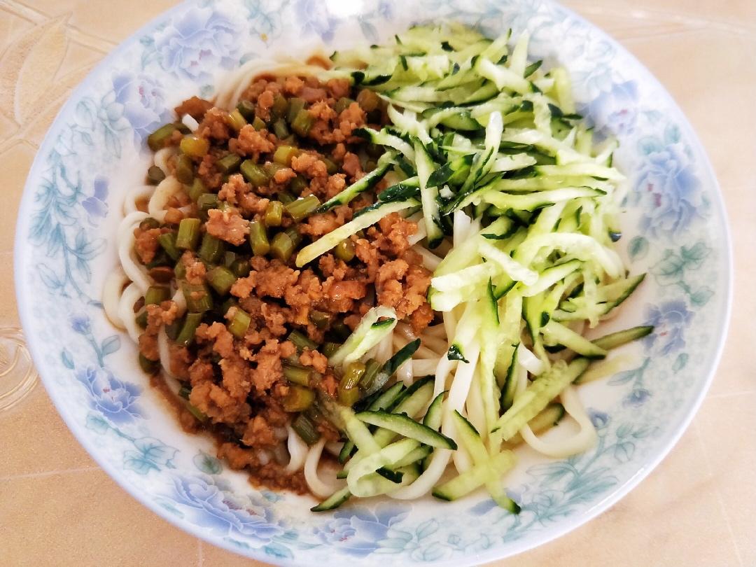 蒜苔炸酱面