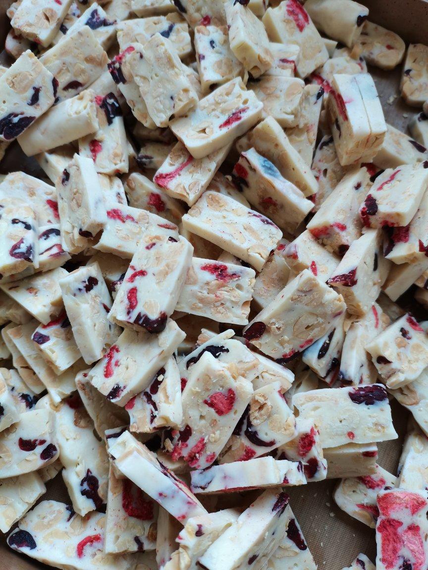 花生牛轧糖-蔓越莓牛扎糖