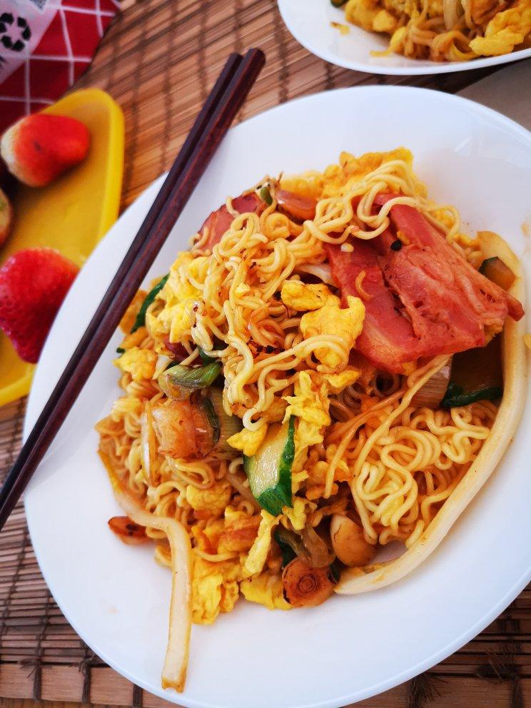 路边摊风味炒方便面