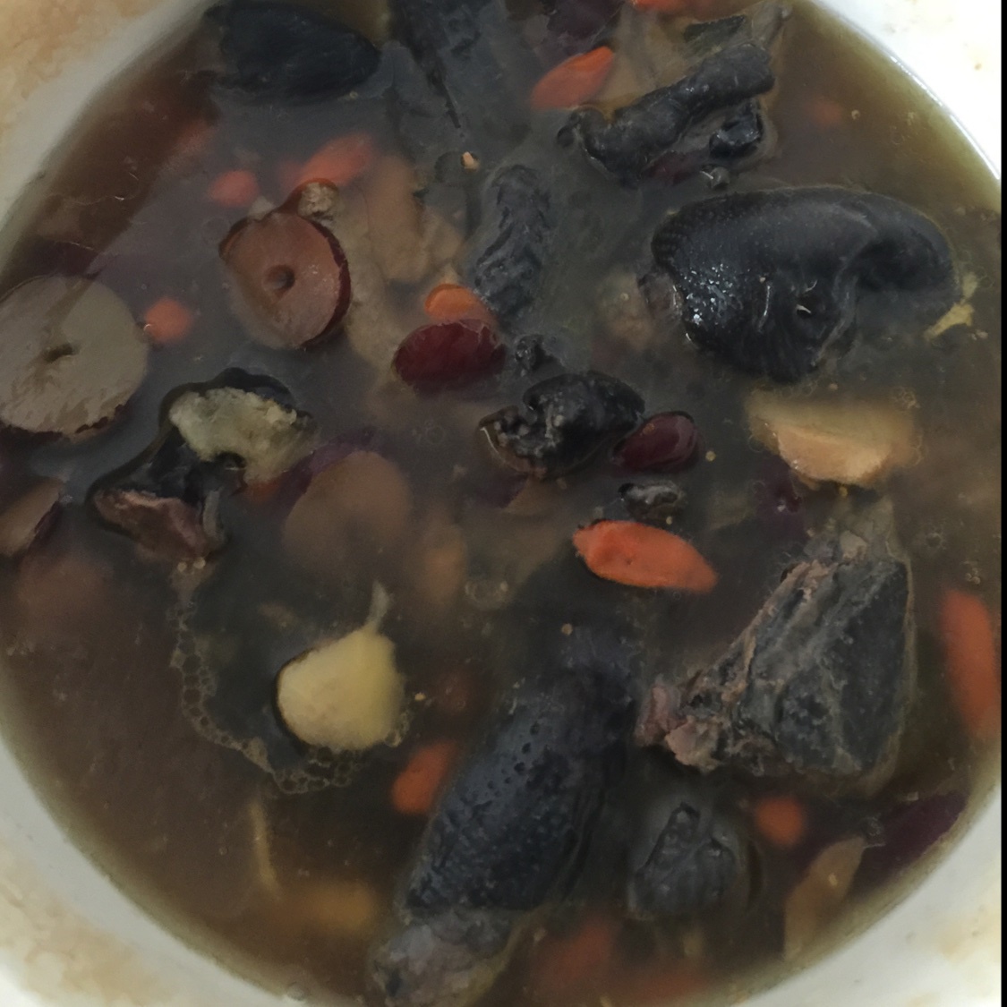 枸杞红枣乌鸡汤