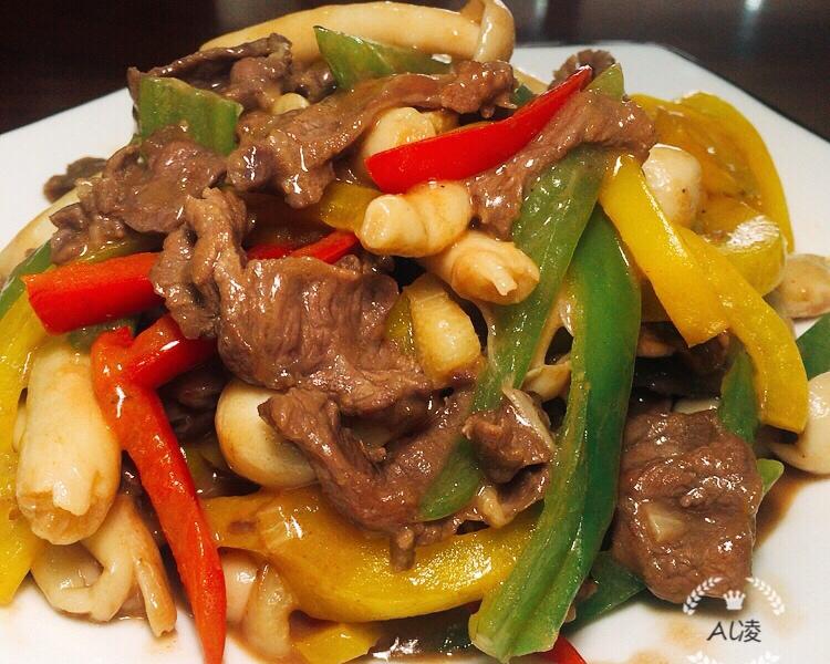 《白玉菇彩椒炒牛肉》
春暖花开、想尽办法吃进满腹色彩，余生都是阳光☀️的做法